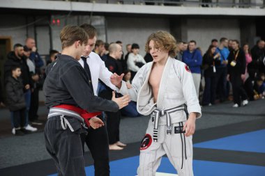 ODESSA, UKRAINE - 6 Nisan 2025: Ukrayna ulusal yarışmacı jiu jitsu genç sporcuları yoğun dövüşler düzenliyor, şampiyonluk için tatamiyle mücadele ediyorlar