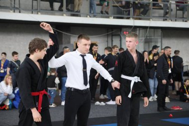 ODESSA, UKRAINE - 6 Nisan 2025: Ukrayna ulusal yarışmacı jiu jitsu genç sporcuları yoğun dövüşler düzenliyor, şampiyonluk için tatamiyle mücadele ediyorlar