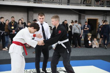 ODESSA, UKRAINE - 6 Nisan 2025: Ukrayna ulusal yarışmacı jiu jitsu genç sporcuları yoğun dövüşler düzenliyor, şampiyonluk için tatamiyle mücadele ediyorlar