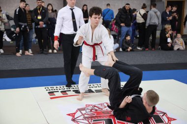 ODESSA, UKRAINE - 6 Nisan 2025: Ukrayna ulusal yarışmacı jiu jitsu genç sporcuları yoğun dövüşler düzenliyor, şampiyonluk için tatamiyle mücadele ediyorlar