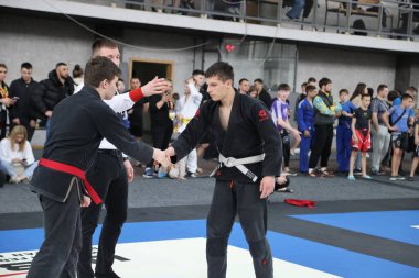 ODESSA, UKRAINE - 6 Nisan 2025: Ukrayna ulusal yarışmacı jiu jitsu genç sporcuları yoğun dövüşler düzenliyor, şampiyonluk için tatamiyle mücadele ediyorlar