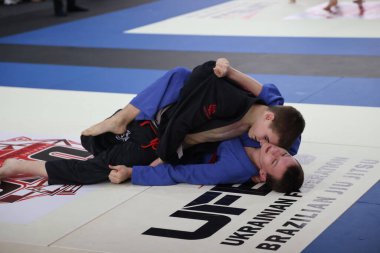 ODESSA, UKRAINE - 6 Nisan 2025: Ukrayna ulusal yarışmacı jiu jitsu genç sporcuları yoğun dövüşler düzenliyor, şampiyonluk için tatamiyle mücadele ediyorlar