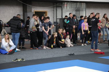 ODESSA, UKRAINE - 6 Nisan 2025: Ukrayna ulusal yarışmacı jiu jitsu genç sporcuları yoğun dövüşler düzenliyor, şampiyonluk için tatamiyle mücadele ediyorlar