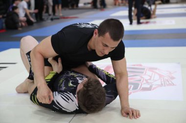 ODESSA, UKRAINE - 6 Nisan 2025: Ukrayna ulusal yarışmacı jiu jitsu genç sporcuları yoğun dövüşler düzenliyor, şampiyonluk için tatamiyle mücadele ediyorlar
