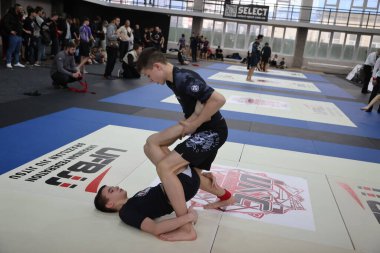 ODESSA, UKRAINE - 6 Nisan 2025: Ukrayna ulusal yarışmacı jiu jitsu genç sporcuları yoğun dövüşler düzenliyor, şampiyonluk için tatamiyle mücadele ediyorlar