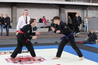 ODESSA, UKRAINE - 6 Nisan 2025: Ukrayna ulusal yarışmacı jiu jitsu genç sporcuları yoğun dövüşler düzenliyor, şampiyonluk için tatamiyle mücadele ediyorlar