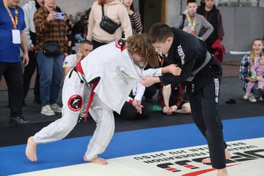 ODESSA, UKRAINE - 6 Nisan 2025: Ukrayna ulusal yarışmacı jiu jitsu genç sporcuları yoğun dövüşler düzenliyor, şampiyonluk için tatamiyle mücadele ediyorlar