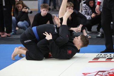ODESSA, UKRAINE - 6 Nisan 2025: Ukrayna ulusal yarışmacı jiu jitsu genç sporcuları yoğun dövüşler düzenliyor, şampiyonluk için tatamiyle mücadele ediyorlar