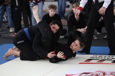 ODESSA, UKRAINE - 6 Nisan 2025: Ukrayna ulusal yarışmacı jiu jitsu genç sporcuları yoğun dövüşler düzenliyor, şampiyonluk için tatamiyle mücadele ediyorlar