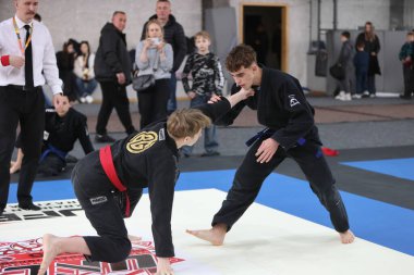 ODESSA, UKRAINE - 6 Nisan 2025: Ukrayna ulusal yarışmacı jiu jitsu genç sporcuları yoğun dövüşler düzenliyor, şampiyonluk için tatamiyle mücadele ediyorlar