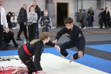 ODESSA, UKRAINE - 6 Nisan 2025: Ukrayna ulusal yarışmacı jiu jitsu genç sporcuları yoğun dövüşler düzenliyor, şampiyonluk için tatamiyle mücadele ediyorlar