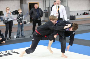 ODESSA, UKRAINE - 6 Nisan 2025: Ukrayna ulusal yarışmacı jiu jitsu genç sporcuları yoğun dövüşler düzenliyor, şampiyonluk için tatamiyle mücadele ediyorlar