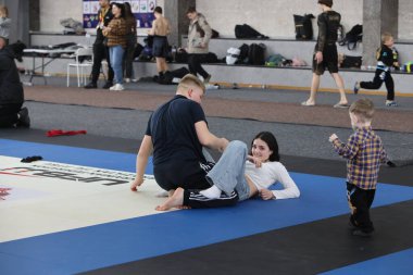 ODESSA, UKRAINE - 6 Nisan 2025: Ukrayna ulusal yarışmacı jiu jitsu genç sporcuları yoğun dövüşler düzenliyor, şampiyonluk için tatamiyle mücadele ediyorlar