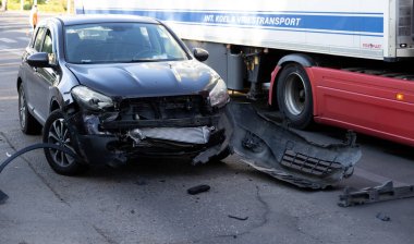 ODESSA, UKRAINE 7 Temmuz 2025. Trafik kazası. İki pahalı lüks araba kavşakta çarpıştı. Araba kavşağa girdi ve gelen trafiğe takıldı. Trafik kurallarının ağır ihlali