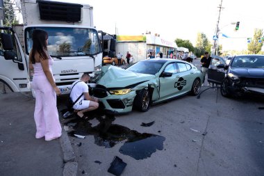 ODESSA, UKRAINE 7 Temmuz 2025. Trafik kazası. İki pahalı lüks araba kavşakta çarpıştı. Araba kavşağa girdi ve gelen trafiğe takıldı. Trafik kurallarının ağır ihlali