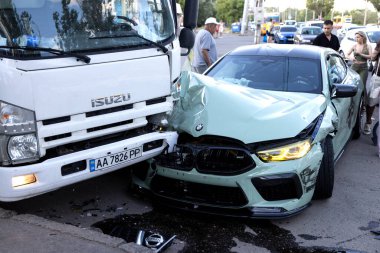 ODESSA, UKRAINE 7 Temmuz 2025. Trafik kazası. İki pahalı lüks araba kavşakta çarpıştı. Araba kavşağa girdi ve gelen trafiğe takıldı. Trafik kurallarının ağır ihlali