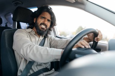 Trafik Konusu. Öfkeli Orta Doğulu Sürücü Bağıran Araba Sürücüsü, Otomobil Penceresinden el kol hareketi yapan, Şehirde Otomobil Sürerken Yolda Çatışan, Yan Görünüm Portresi, Seçici Odaklanma.