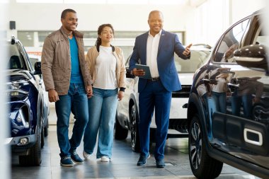 Genç bir Afro-Amerikan çift bir araba galerisinde yeni bir araç satın alma seçeneklerini düşünürken arkadaş canlısı bir satıcıya sataşıyorlar..