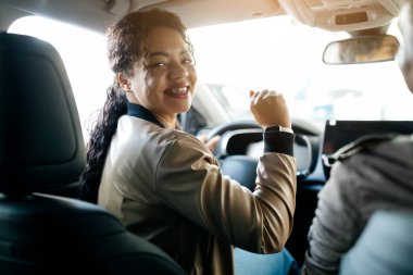 Yeni araba alıyorum. Otomobil Otomobili Test Eden Afro-Amerikan Kadın Otomobil Satış Merkezi 'nde. Seçici Odaklanma. Yüksek kalite fotoğraf