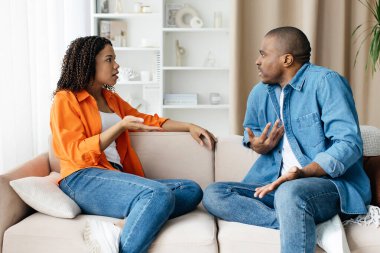 Siyahi çift evde koltukta otururken duygusal sohbet ederken, Afrikalı Amerikalı eşler tartışıyor, ilişki krizi yaşıyor ve yanlış anlaşılıyor, birbirleriyle tartışıyorlar.