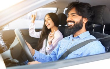 Hintli çift araba sürerken gülüp dans ediyorlar, neşeli anın tadını çıkarıyorlar. Neşeyi, eğlenceyi, özgürlüğü, ilişki uyumunu ve yolculuk kutlamalarını sembolize eder.