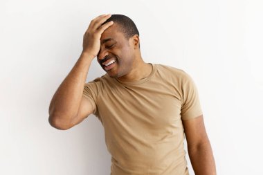 Alnında eli olan, probleme ya da aptalca bir ana tepki veren siyahi bir adam. Afro-amerikan erkek 