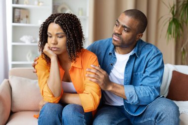 Afrikalı Amerikalı bir adamı önemseyen üzgün ortağını evinde rahatlatan duygusal destek, sevgi ve anlayış gösteren bir ilişki. Yakın çekim.