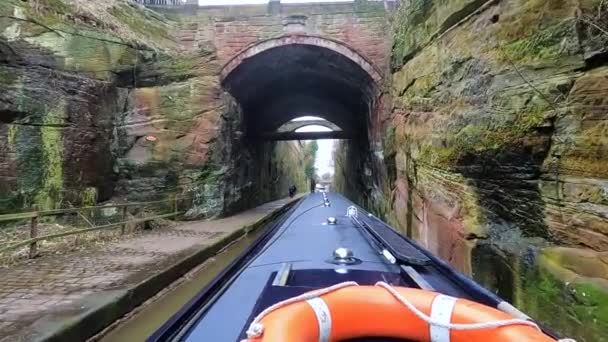 英国の水路で英語の田舎の風景を切断を旅する狭い船からの眺め — ストック動画