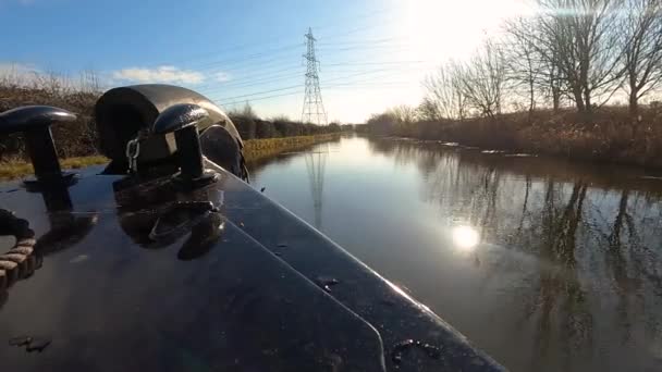英国の水路運河で英語の田舎の風景を旅する狭い船の弓からの眺め — ストック動画