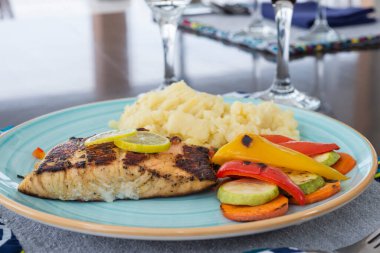 Sebzeli somon bifteği ve patates püresi.