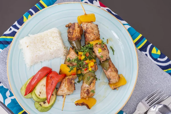 Tavuk Şiş Kebap Carte Meal Buğulanmış Beyaz Pirinç Restoran Masasında — Stok fotoğraf