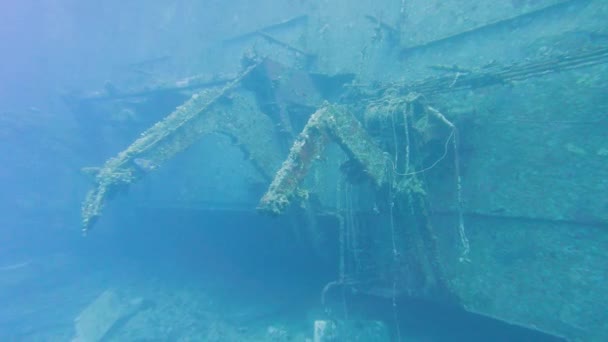Nurkowanie Pływanie Zewnątrz Dużego Podwodnego Zatopionego Wraku Statku Wciągarką Davits — Wideo stockowe