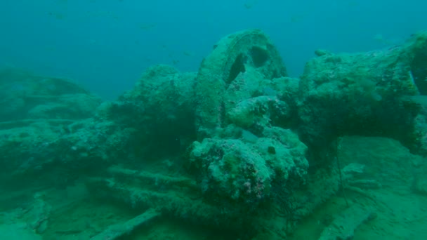 Scuba潜水带着绞车机械在甲板上沿着大型水下沉船外游泳 — 图库视频影像