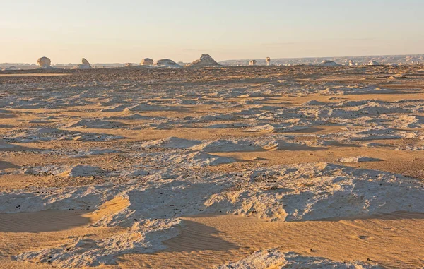 エジプトのパノラマ不毛の風景の荒涼とした不毛の西部の砂漠の風景地質岩の形成と西部の白い砂漠 — ストック写真