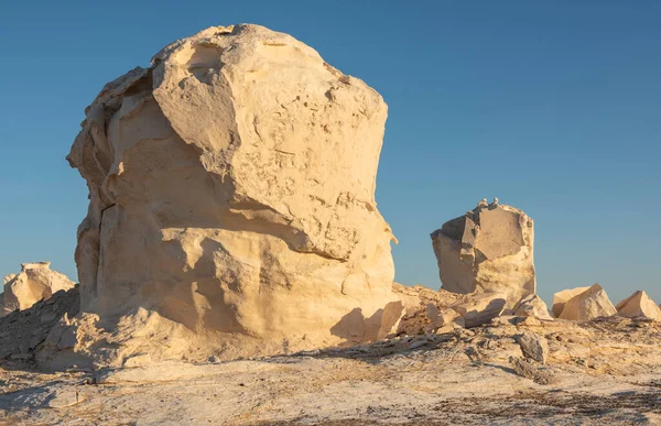 具有地质岩层的埃及西部白荒漠全景荒芜景观中荒芜的西部荒漠景观景观 — 图库照片
