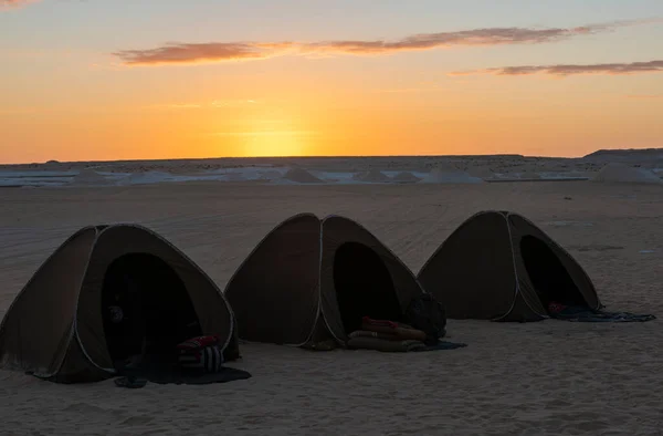 埃及荒芜荒芜的西部沙漠露营地景观景观与日出背景下的帐篷露营 — 图库照片