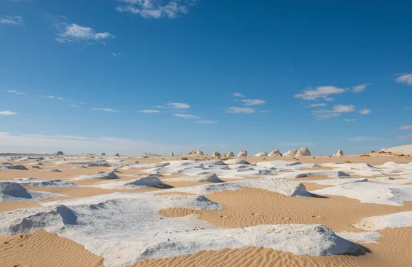 地質チョーク岩の形成とエジプトの荒涼とした不毛の西部の白い砂漠の風景パノラマ風景 — ストック写真