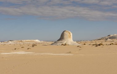 Mısır 'daki ıssız batı beyaz çölünün jeolojik tebeşir kaya oluşumlarıyla manzarası.