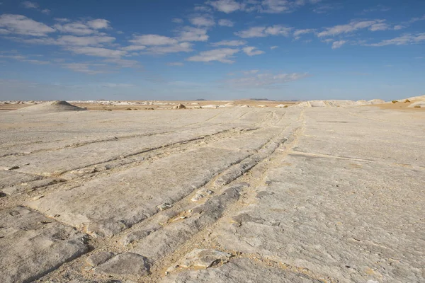 地質チョーク岩の形成とエジプトの荒涼とした不毛の西部の白い砂漠の風景風景 — ストック写真