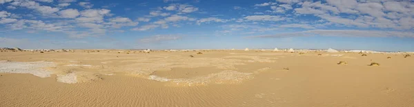 地質チョーク岩の形成とエジプトの荒涼とした不毛の砂の西部の白い砂漠の風景パノラマ風景 — ストック写真