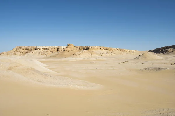 荒芜荒芜的西部沙漠与地质山地砂岩岩层景观景观 — 图库照片