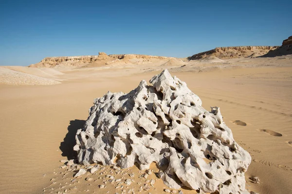 具有地质侵蚀岩层的埃及荒芜荒芜西部荒漠景观 — 图库照片