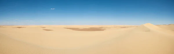 Ландшафтний Пейзаж Безлюдної Пустелі Єгипті Великими Піщаними Дюнами Синьому Тлі — стокове фото