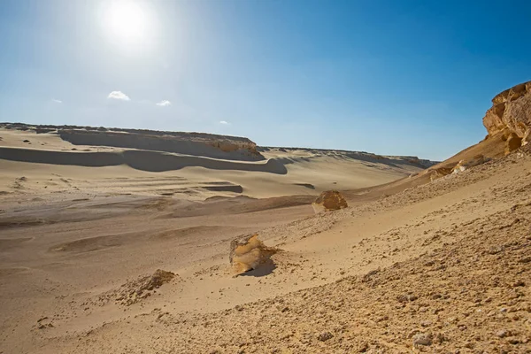 荒芜荒芜的西部沙漠与地质山地砂岩岩层景观景观 — 图库照片