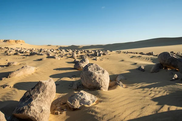 地質スイカチャート結節岩でエジプトの荒涼とした不毛の西部砂漠の風景風景は Wadi Battikhの形成を酔わせる — ストック写真