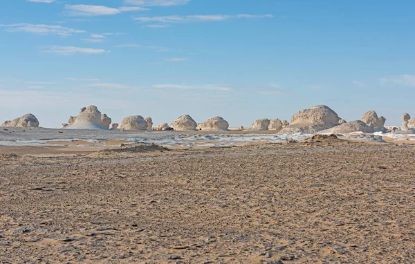 エジプトのパノラマ不毛の風景の荒涼とした不毛の西部の砂漠の風景地質チョーク岩の形成と西部の白い砂漠 — ストック写真