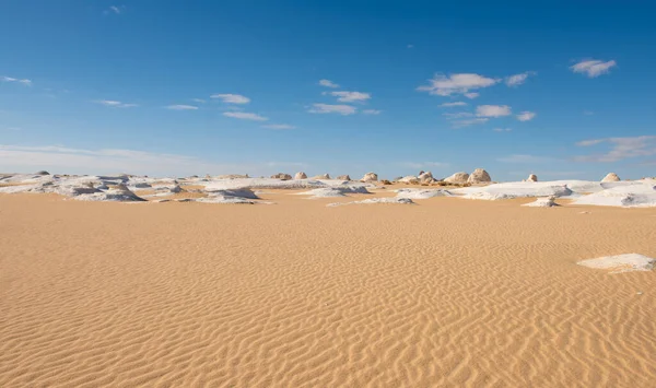 エジプトのパノラマ不毛の風景の荒涼とした不毛の西部の砂漠の風景地質チョーク岩の形成と西部の白い砂漠 — ストック写真