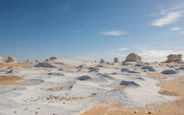 埃及西部白沙漠荒芜荒芜西部沙漠全景荒芜景观与地质粉笔岩层景观景观 — 图库照片