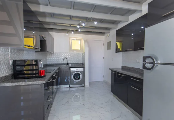 豪华公寓陈列室展示现代厨房和家用电器的室内设计装饰 — 图库照片