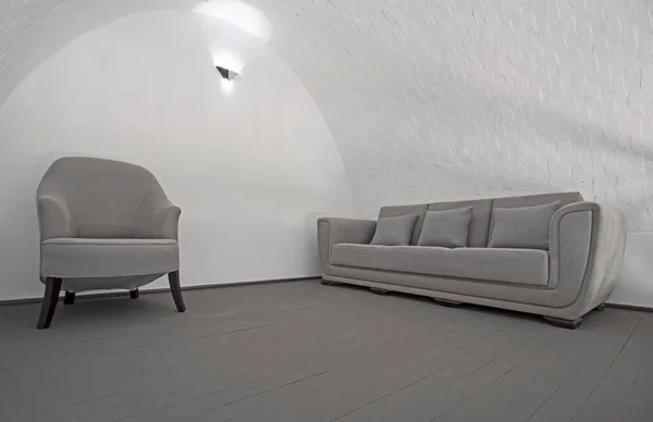 豪華なアパートのミニマリストリビングルームラウンジエリアは 椅子とソファを備えたインテリアデザインの装飾を示す家を示しています — ストック写真